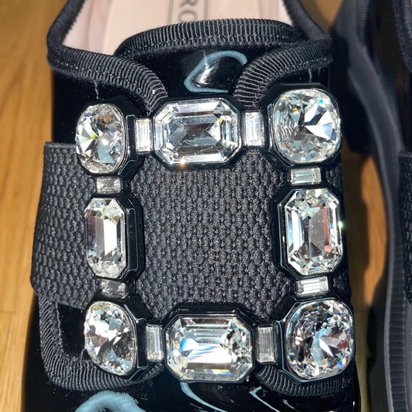 Roger Vivier Walky Viv Strass Buckle sneaker in Patent Leather in black. - Picture 4 of 8